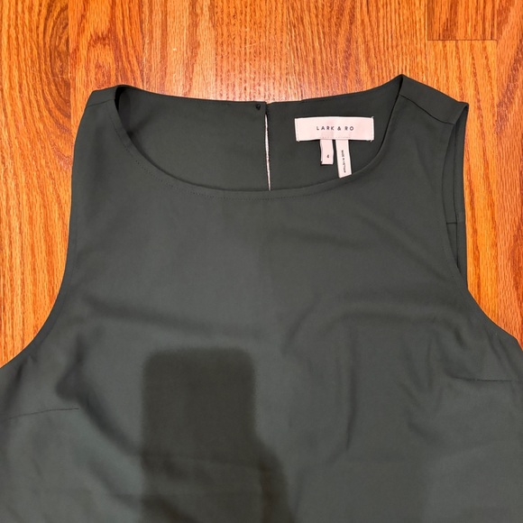 Lark & Ro emerald green tank with keyhole closure in back - Picture 2 of 4